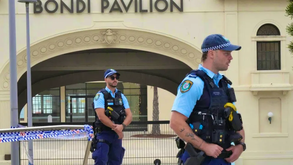 Police patrol on Bondi Beach in the morning. Following the terrorist attack on a Jewish festival in the Australian metropolis of Sydney, police now put the death toll at 16. Photo: Mark Baker/AP/dpa
