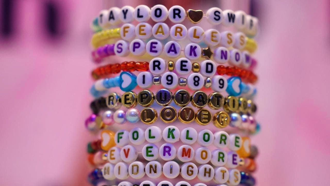 Musik. Viele Songtexte sind laut Studie einfacher und negativer