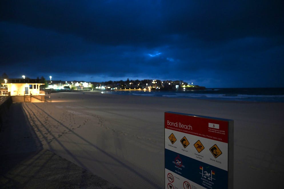 Australia: sparatoria di massa a Bondi Beach. Alle prime luci dell’alba, Bondi Beach si è risvegliata nel silenzio, dopo la sparatoria costata la vita ad almeno 16 persone.