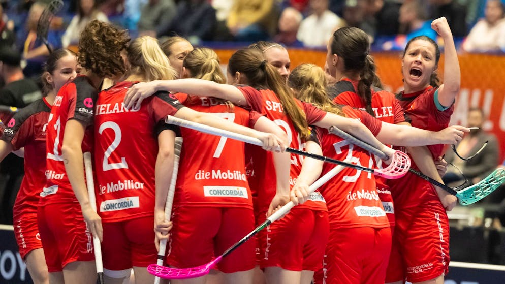 Die Schweizerinnen jubeln, ganz rechts, Isabelle Gerig (17, Schweiz) im Final an der Unihockey Weltmeisterschaft.