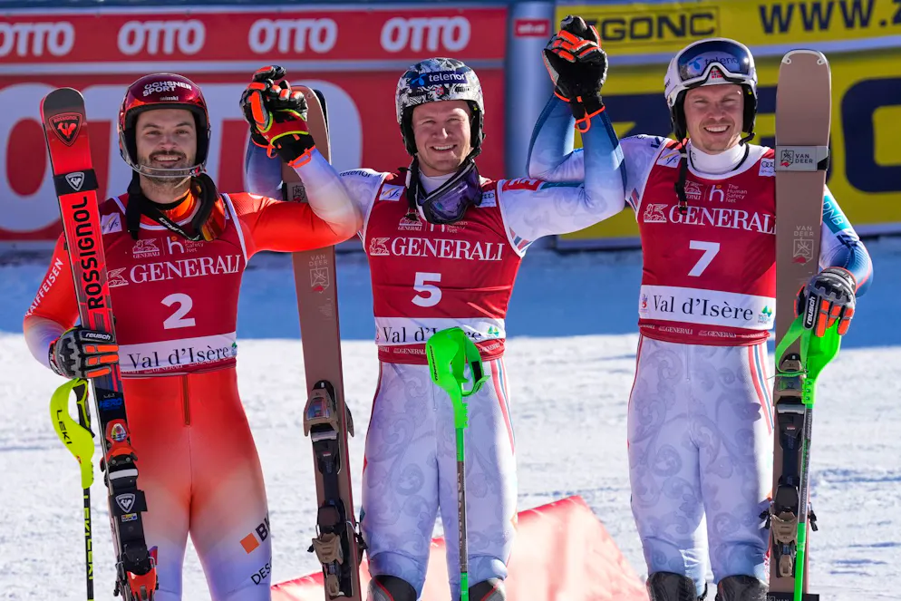 Il podio di giornata: (da sinistra), Loic Meillard (2°), Timon Haugan (1°) e Henrik Kristoffersen (3°)