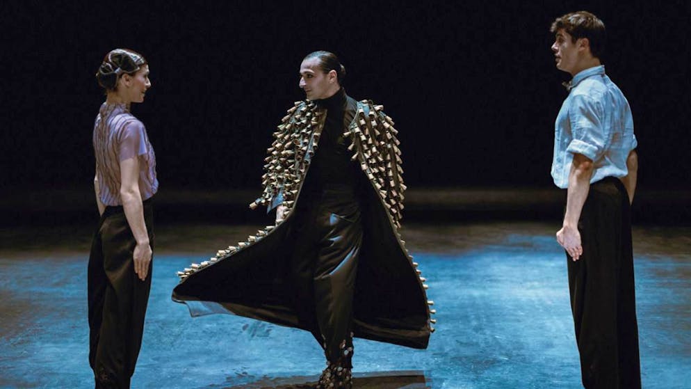 Das Geschwisterpaar Fritz und Marie (Louis Steinmetz und Sandra Bourdais) mit Pate Drosselmeier (Michelangelo Chelucci) in der "Nussknacker"-Choreografie von Marco Goecke am Theater Basel.