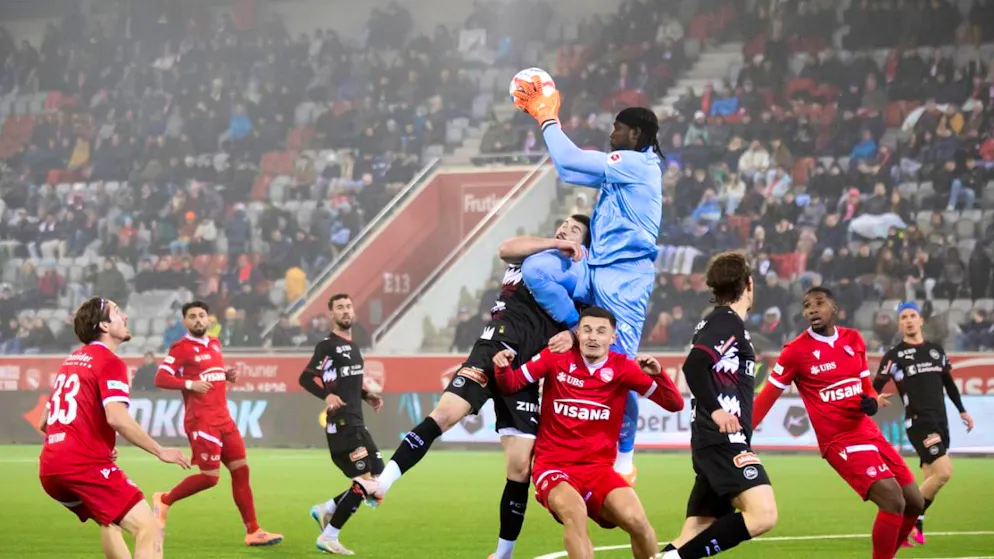 Thuner Ärger nach den St. Galler Wirkungstreffern - Gallery. St. Gallens Goalie Lawrence Ati Zigi hatte nicht sehr viel zu tun im Spitzenspiel