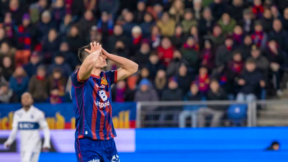 Basels Flavius Daniliuc verwirft die Hände, anchdem einmal mehr ein FCB-Angriff nicht zum Ziel geführt hat