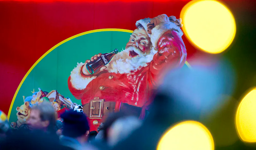The Coca-Cola Christmas truck with the typical Santa Claus: bearded, corpulent and warm-hearted. (Archive)