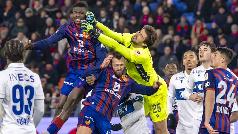 Zwei Lausanner fliegen vom Platz. Basel muss sich trotz Überzahl mit einem torlosen Remis begnügen