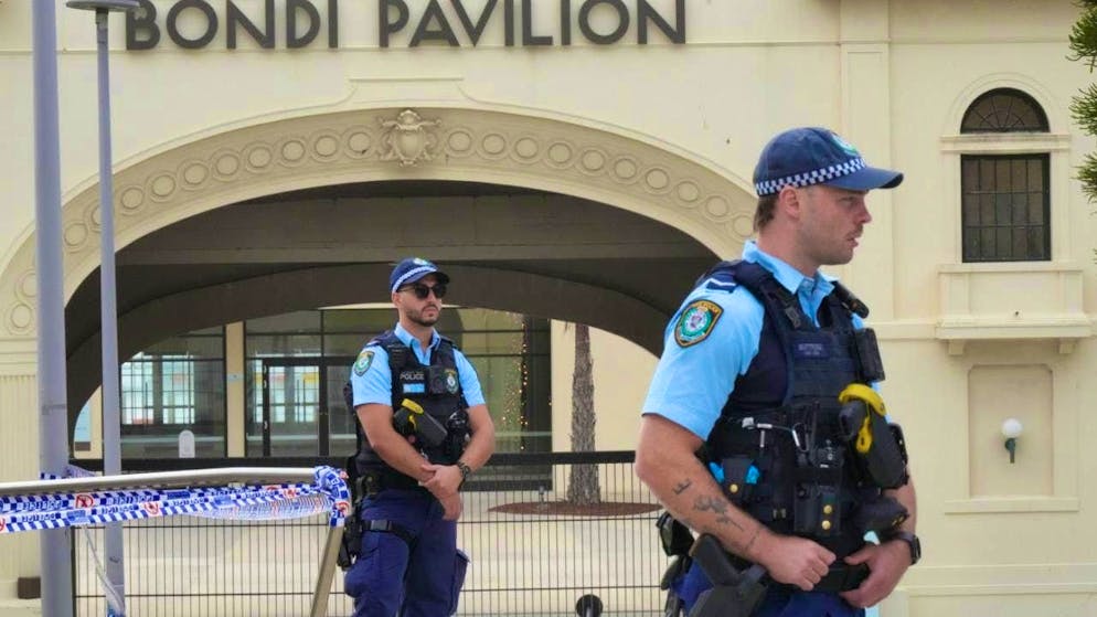 Police patrol on Bondi Beach in the morning. After the terrorist attack on a Jewish festival in the Australian metropolis of Sydney, the police now put the death toll at 16.