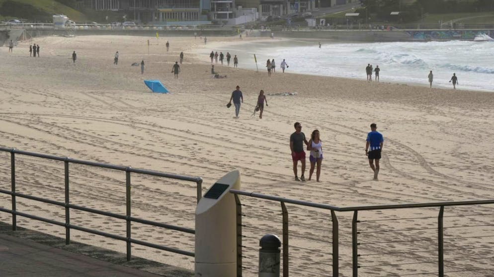 Des personnes se promènent le long de la plage de Bondi à Sydney, un jour après une fusillade de masse, lundi (archives).