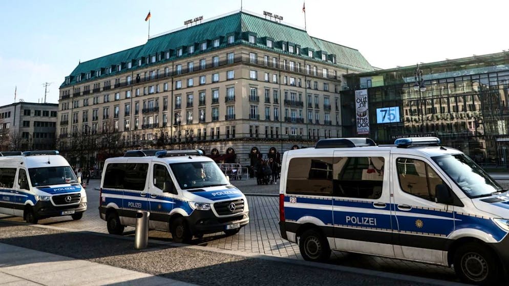 Forze di polizia presidiano l'hotel che ospita le delegazioni.