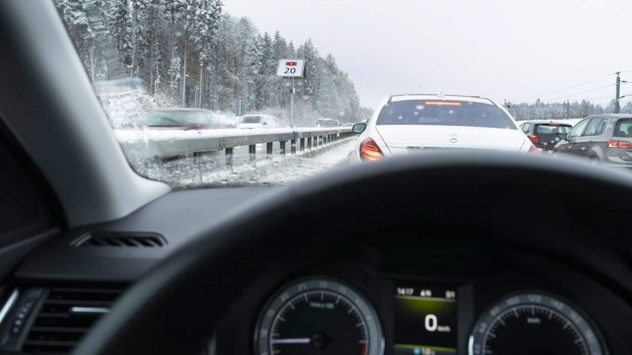 Feiertagsverkehr. Strasse, Schiene, Luft: Viel Verkehr wegen Winterferien erwartet
