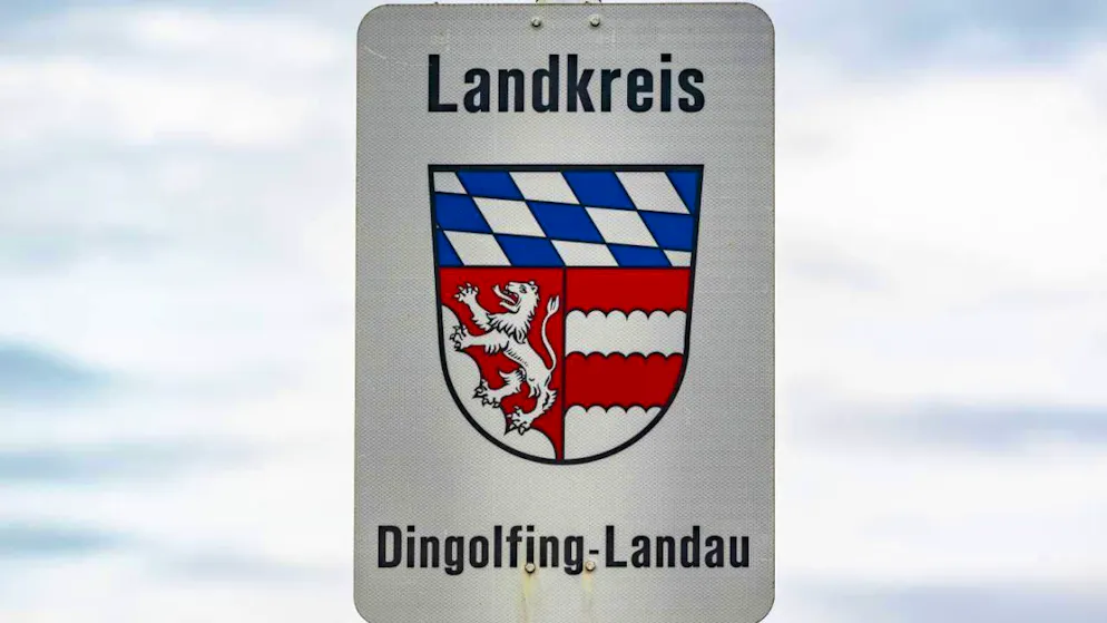 ARCHIVE - "Landkreis Dingolfing-Landau" is written next to the district's coat of arms. Photo: Armin Weigel/dpa