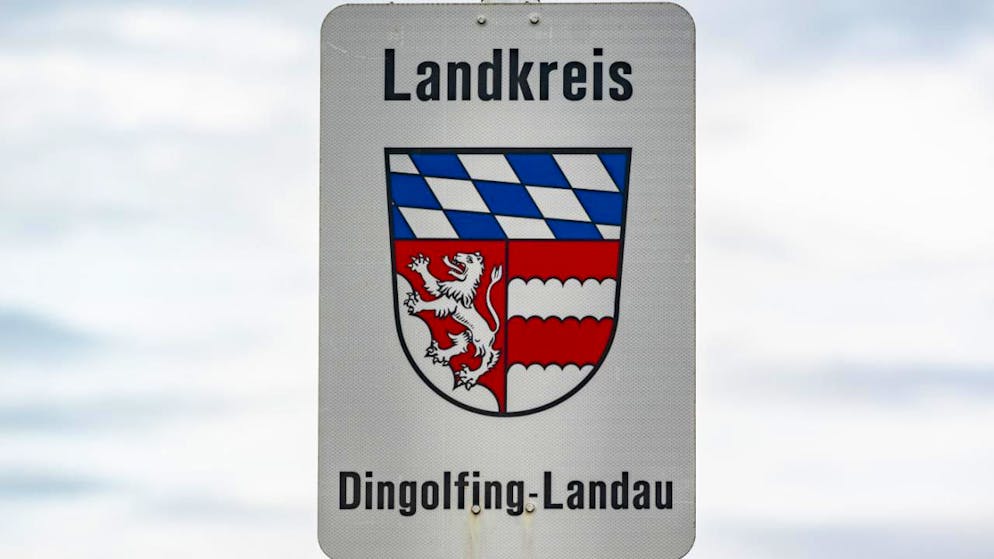 ARCHIV - «Landkreis Dingolfing-Landau» steht neben dem Wappen des Landkreises. Foto: Armin Weigel/dpa