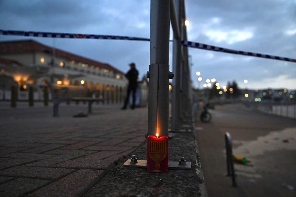 Australia: sparatoria di massa a Bondi Beach. Le persone si erano riunite in riva al mare per celebrare la festività ebraica di Hanukkah, il festival delle luci dell'ebraismo.