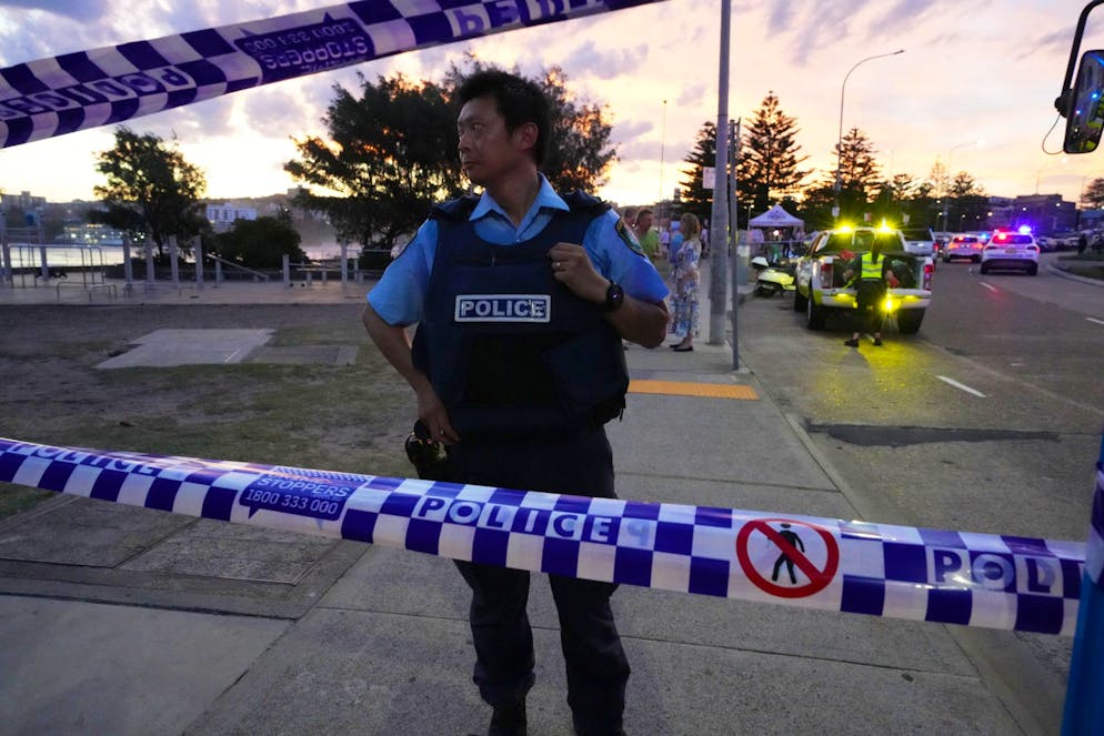 Australia: sparatoria di massa a Bondi Beach. I morti sarebbero almeno 16, tra cui uno dei due sospettati autori della strage, e i feriti 38.