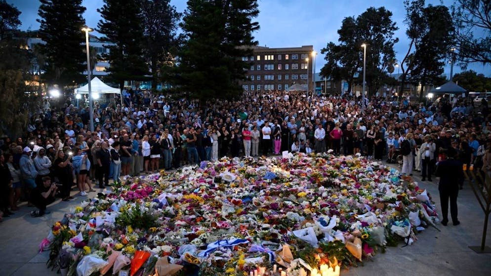 Continua il cordoglio a Sydney per le vittime dell'attentato terroristico.