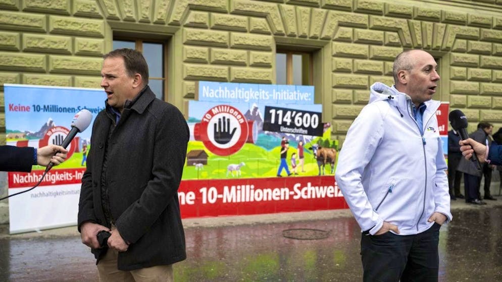 SVP President Marcel Dettling (l.) and Bernese SVP National Councillor Manfred Bühler (r.) at the submission of the "Sustainability Initiative" in April 2024.