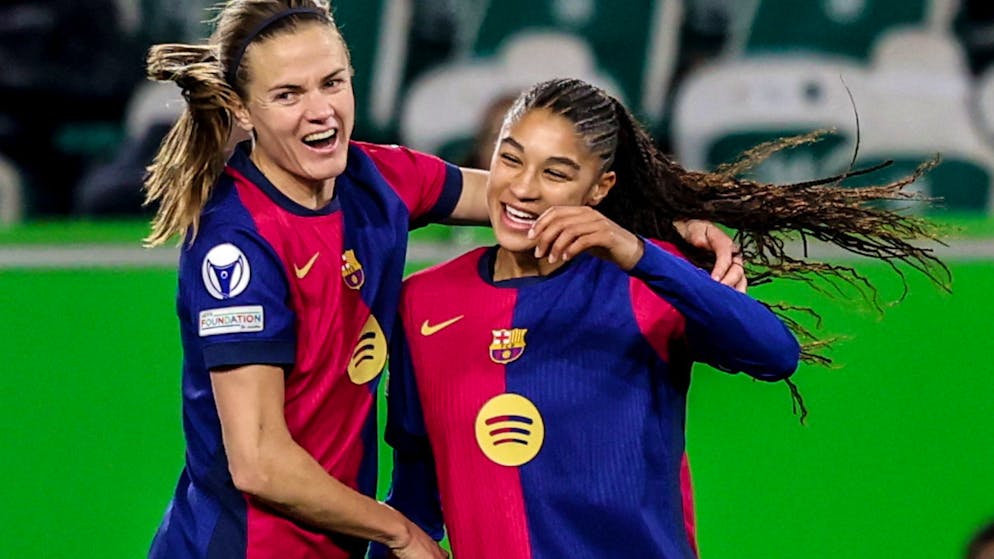 Sydney Schertenleib (à droite) célèbre avec une coéquipière du FC Barcelone (archives).