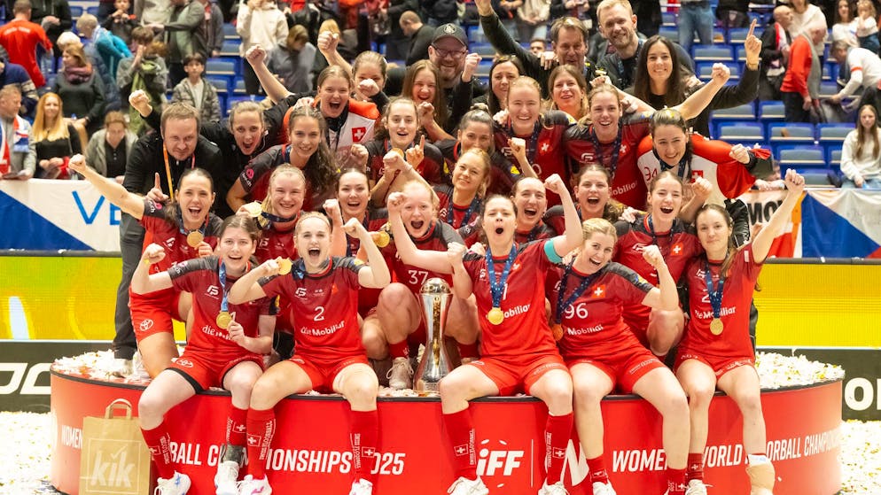 Die Schweizerinnen jubeln über den Weltmeistertitel und die Goldmedaille.