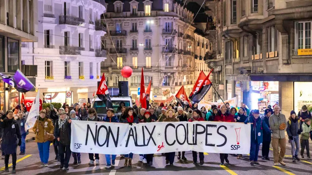 Several thousand people took to the streets in Lausanne on Monday evening despite the withdrawal of the planned pay cut for Vaudois state employees.