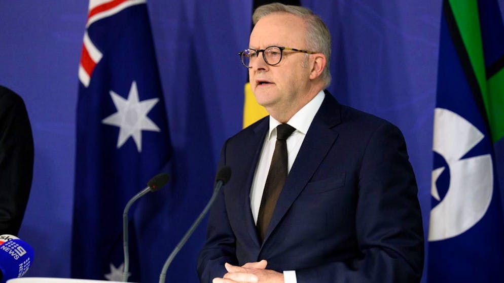 Der australische Premierminister Anthony Albanese spricht zu den Medien während einer Pressekonferenz einen Tag nach einem Angriff  am Bondi Beach, in Sydney. Foto: Steven Markham/AAP/dpa