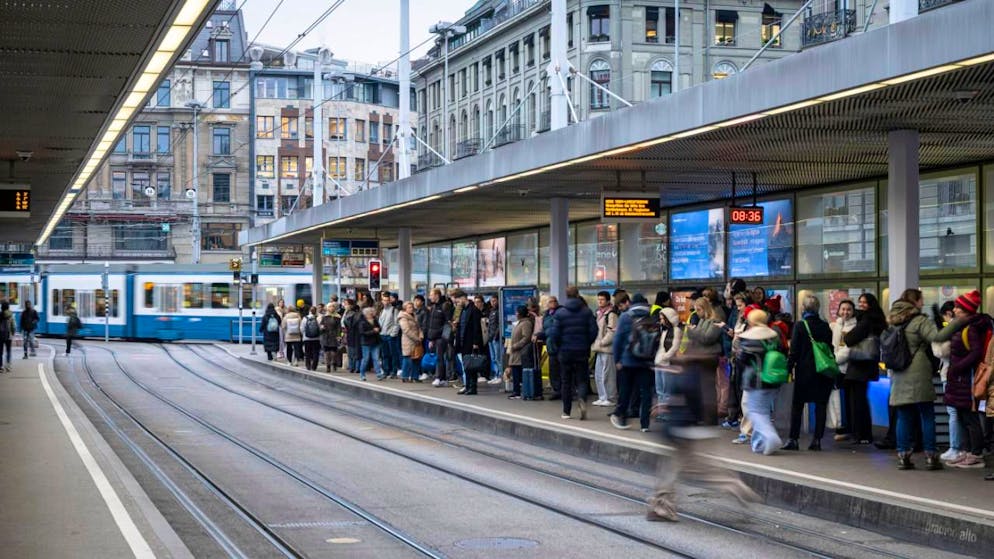 SBB und VBZ ziehen eine positive Bilanz zum Fahrplanwechsel - Gallery. Trotz der zahlreichen Pendlerinnen und Pendler verlief auch der grosse Fahrplanwechsel in der Stadt Zürich ruhig.