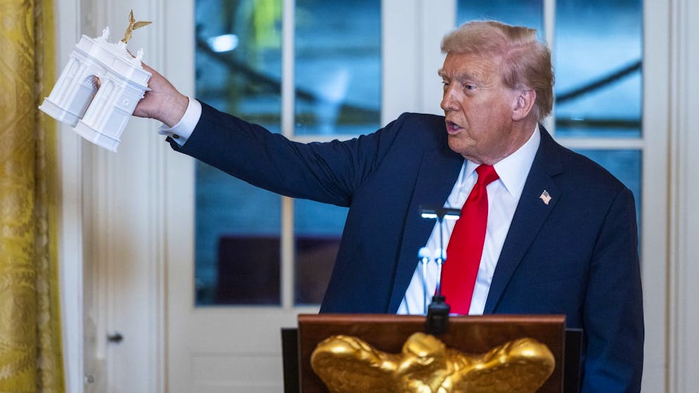 Donald Trump mit einem Modell des von ihm gewünschten Triumphbogens am 15. Oktober im Weissen Haus.