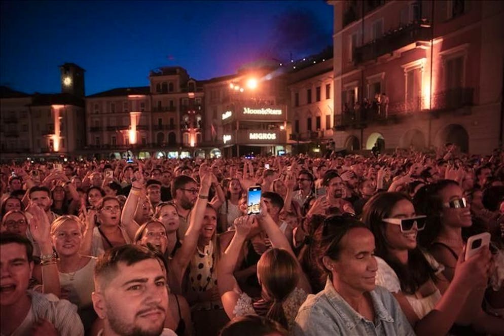 Il pubblico ad un concerto in Piazza Grande (immagine d'archivio). 