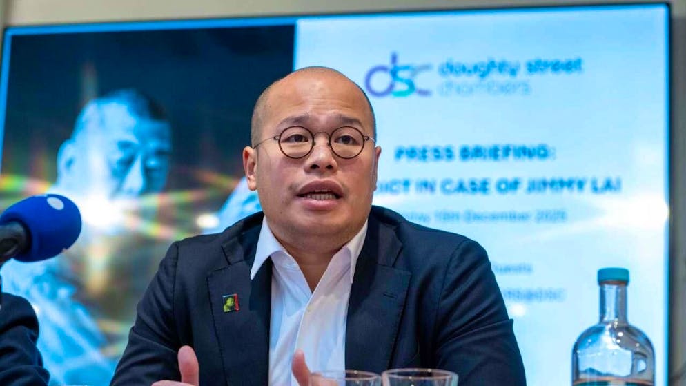 Sebastien Lai, figlio di Jimmy Lai, tiene una conferenza stampa a Londra sull'esito del processo.