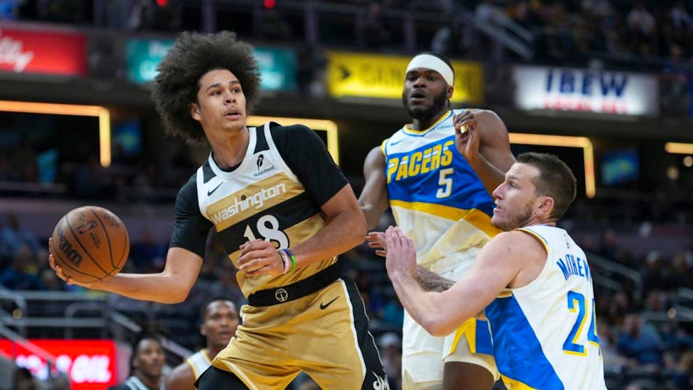Kyshawn George (links) gewinnt mit den Wizards das Kellerduell gegen die Pacers