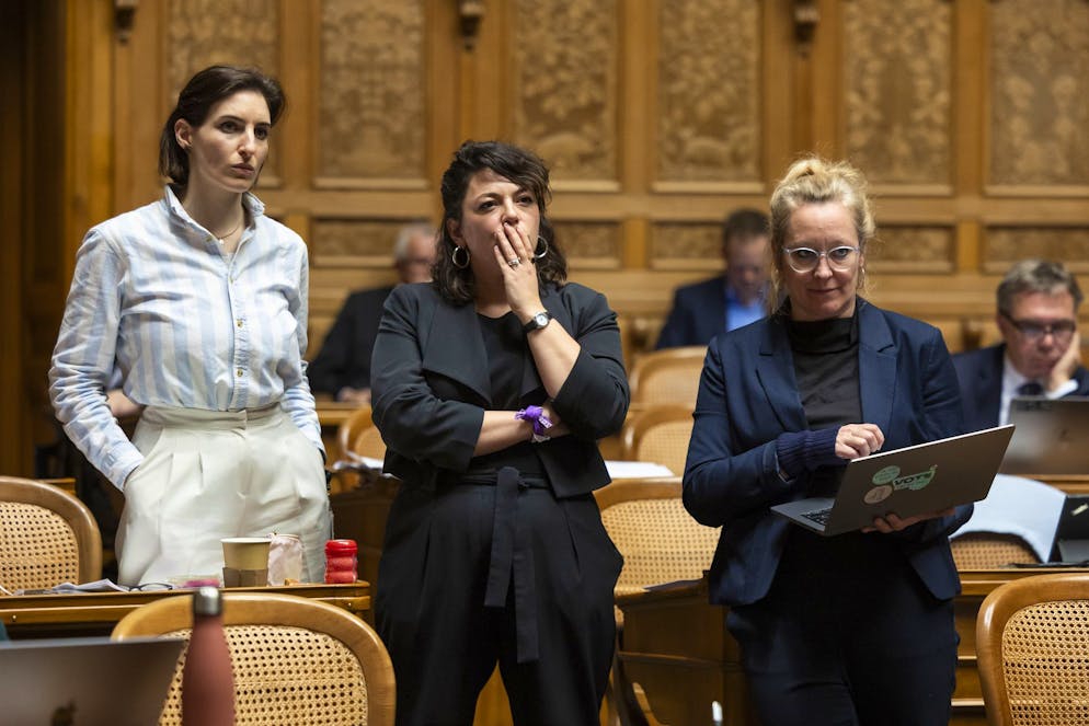 Die Nationalrätinnen Anna Rosenwasser, Tamara Funiciello und Aline Trede verfolgten die Debatte zum Voranschlag 2026.