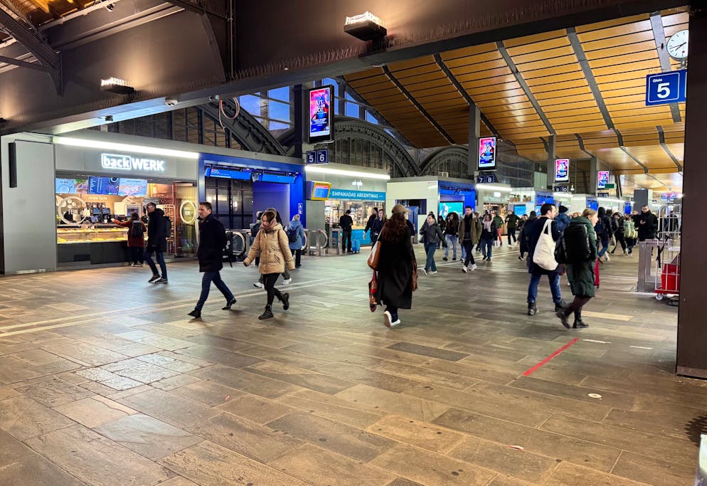 Am Bahnhof Basel SBB werden künftig mehr Pendler*innen erwartet.
