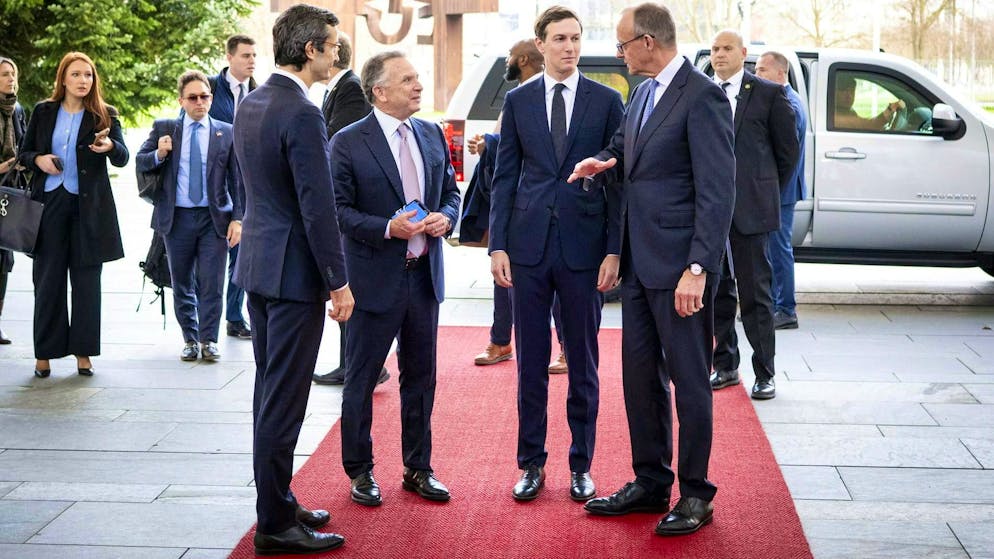 German Chancellor Friedrich Merz (r.) receives US special envoy Steve Witkoff (2nd from left) and Trump's son-in-law Jared Kushner (2nd from right) at the Chancellery on Sunday.