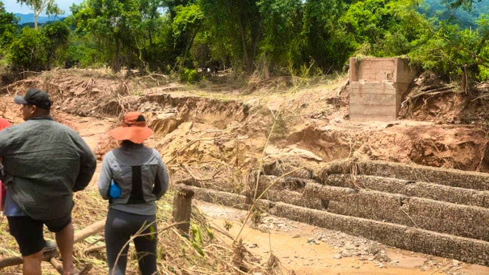 Residents hope to rescue survivors after the PiraÌ River in eastern Bolivia burst its banks following heavy rainfall. Photo: Diego Tejerina/dpa