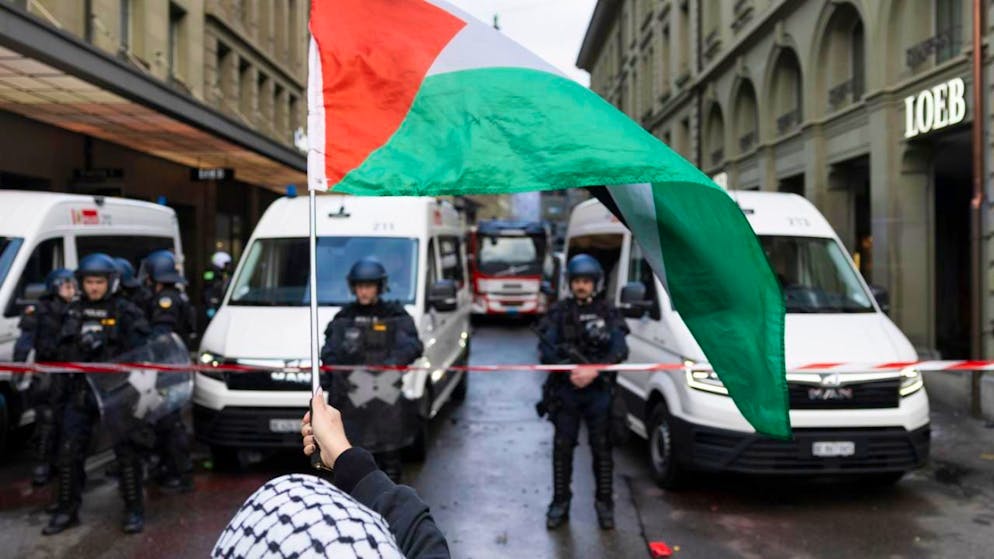 Amnesty International Schweiz kritisiert insbesondere die rund zehnstündige Einkesselung in der Schauplatzgasse. (Archivbild)