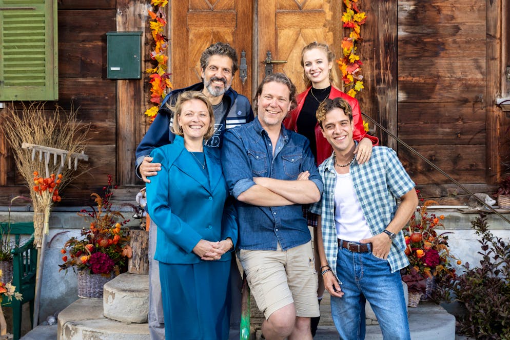 Einer der lang erwarteten Kinofilme 2026 ist die Verfilmung des Musicals «Ewigi Liebi». Im Bild: Susanne Kunz, Pierre Monnard (Regie), Luca Hänni, Pasquale Aleardi und Elena Flury (v.l.n.r.)