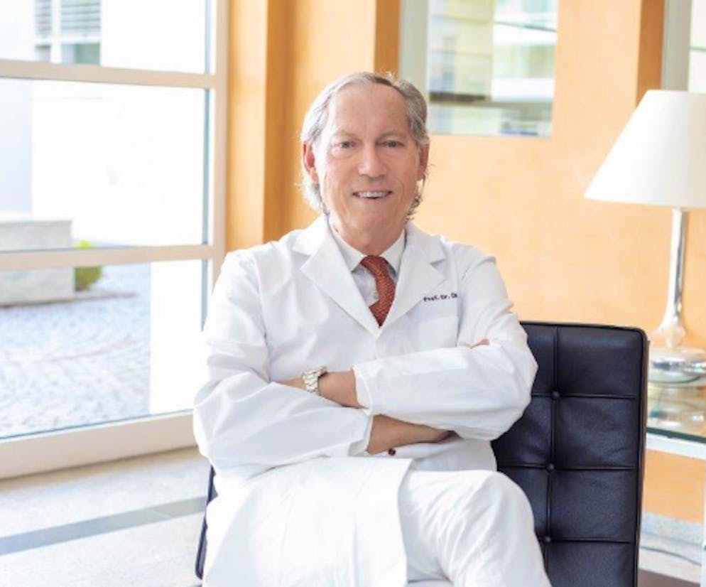 Werner Lothar Mang ist einer der bekanntesten Schönheitschirurgen im deutschsprachigen Raum – und weit darüber hinaus. Der gebürtige Deutsche ist Facharzt für Hals-Nasen-Ohren-Heilkunde, hat sich aber auf ästhetisch-plastische Chirurgie spezialisiert.