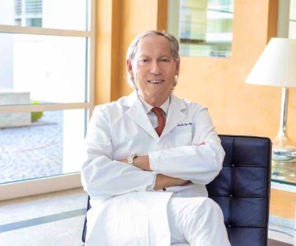 Werner Lothar Mang is one of the best-known cosmetic surgeons in the German-speaking world - and far beyond. Born in Germany, he is a specialist in ear, nose and throat medicine, but specializes in aesthetic plastic surgery.