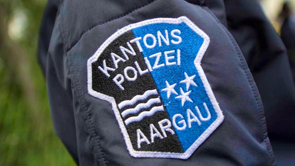The Aargau cantonal police have stopped three young people who laid a concrete slab on the SBB tracks near Aarau on Sunday evening. An express train ran over the concrete slab. (symbolic image)