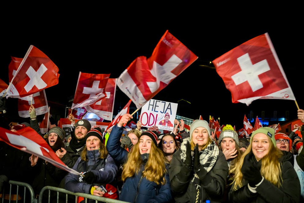 Alle jubeln Marco Odermatt zu.