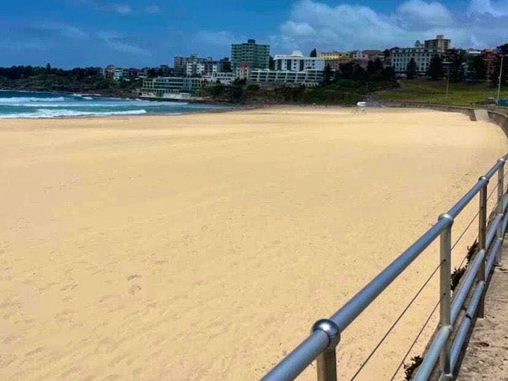 Bondi Beach è completamente vuota dopo l'attacco.