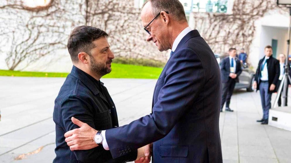 dpatopbilder - HANDOUT - German Chancellor Friedrich Merz (CDU, r) welcomes Volodymyr Selensky, President of Ukraine, to the Chancellery for talks on Ukraine. US representatives want to discuss a possible ceasefire with Ukrainians and Europeans in Berlin. Photo: Guido Bergmann/Presse- und Informationsamt der Bundesregierung - ATTENTION: For editorial use only in connection with current reporting and only with full citation of the above credit