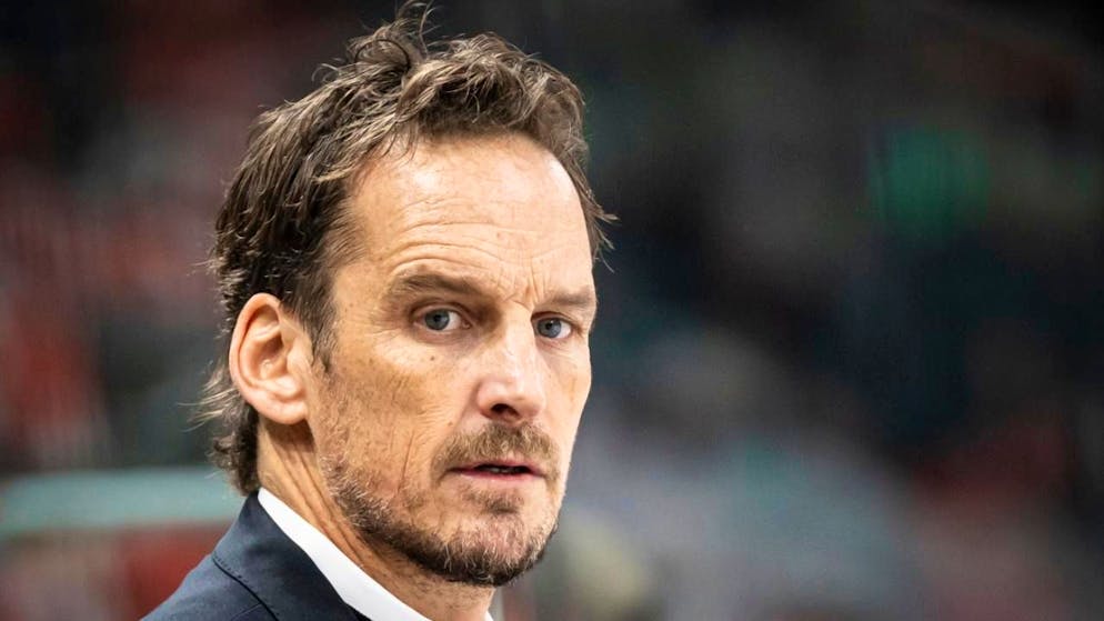 Dem strengen Blick des Nationaltrainers  Patrick Fischer entgeht nichts