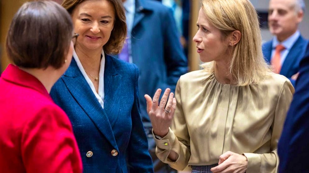 ARCHIVE - Kaja Kallas (r), EU High Representative for Foreign Affairs, speaks with Slovenian Foreign Minister Tanja Fajon (M) and Swedish Foreign Minister Maria Malmer Stenergard as they arrive for a meeting at the European Council building in Brussels. Photo: Geert Vanden Wijngaert/AP/dpa