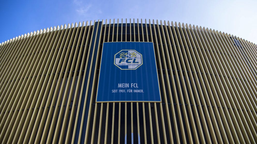 Le logo du FC Lucerne à la Swissporarena de Lucerne.