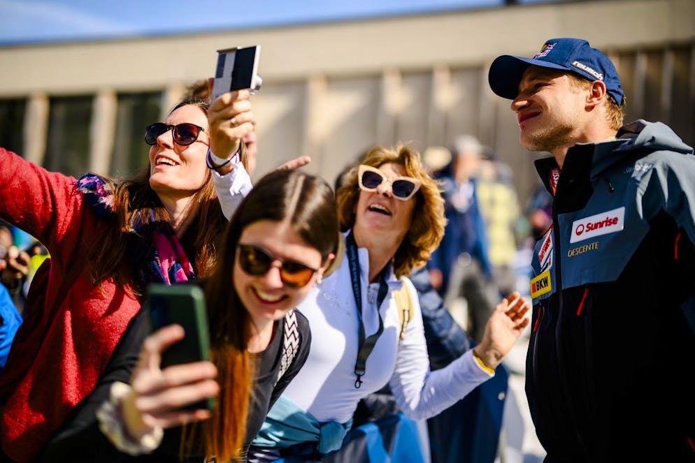 Selfie-Jägerinnen fangen Marco Odermatt ab.