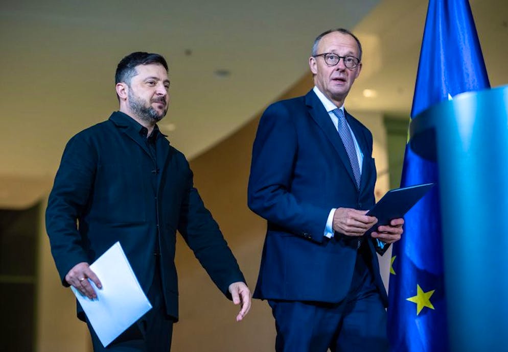 Der deutsche Bundeskanzler Friedrich Merz empfing Wolodymyr Selenskyj in Berlin. Dort finden Beratungen zu einem möglichen Frieden in der Ukraine statt.