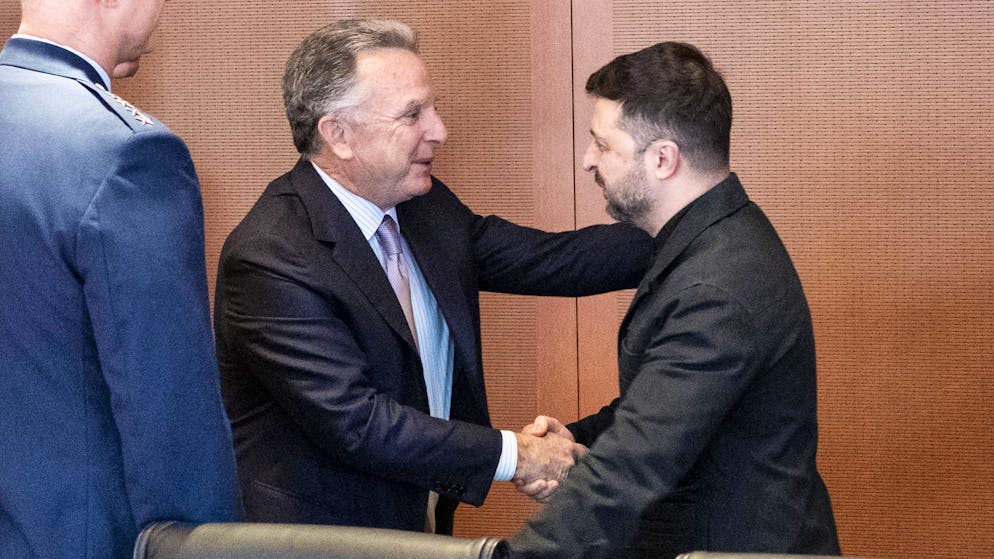 US-Chefunterhändler Steve Witkoff (l.) gibt dem ukrainischen Präsidenten Wolodymyr Selenskyj zu Beginn ihres Treffens im Kanzleramt in Berlind die Hand. (14. Dezember 2025)