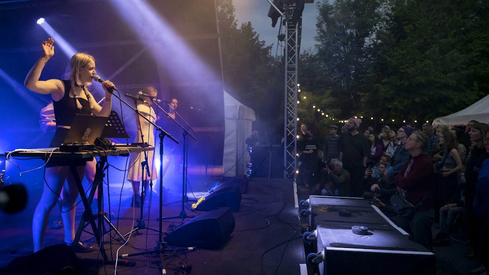 Mitglieder von Pussy Riot geben am 30. August 2022 ein Konzert in Rubigen BE.