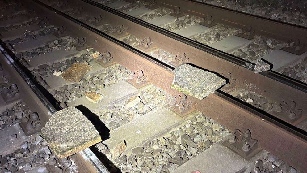 Near-accident near Aarau. Youths place slab on track - train races over it at 140 km/h