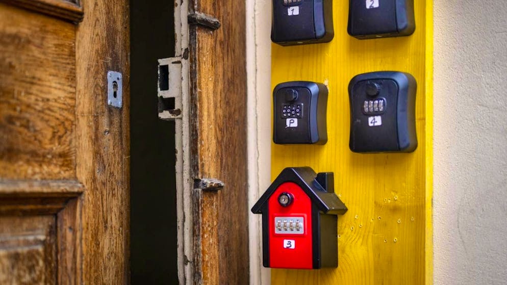 The mass rental of vacation apartments is criticized by many in Spain as one of the main causes of the increasing housing shortage: key boxes for apartments at a house entrance. (symbolic image)